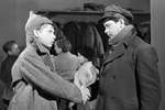 Сцена из фильма «Бей, барабан!». Справа — актер Александр Демьяненко, 1962 год
