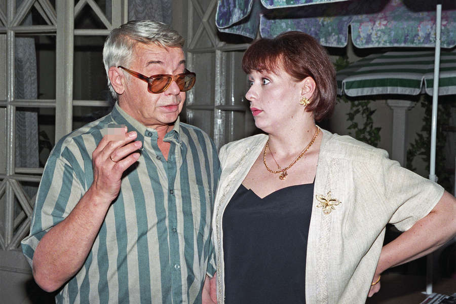 Александр Демьяненко в&nbsp;роли Валериана Макаровича и артистка театра имени Е.Вахтангова Мария Аронова в&nbsp;роли хозяйки кафе в&nbsp;телесериале &laquo;Клубничка&raquo;, 1996&nbsp;год