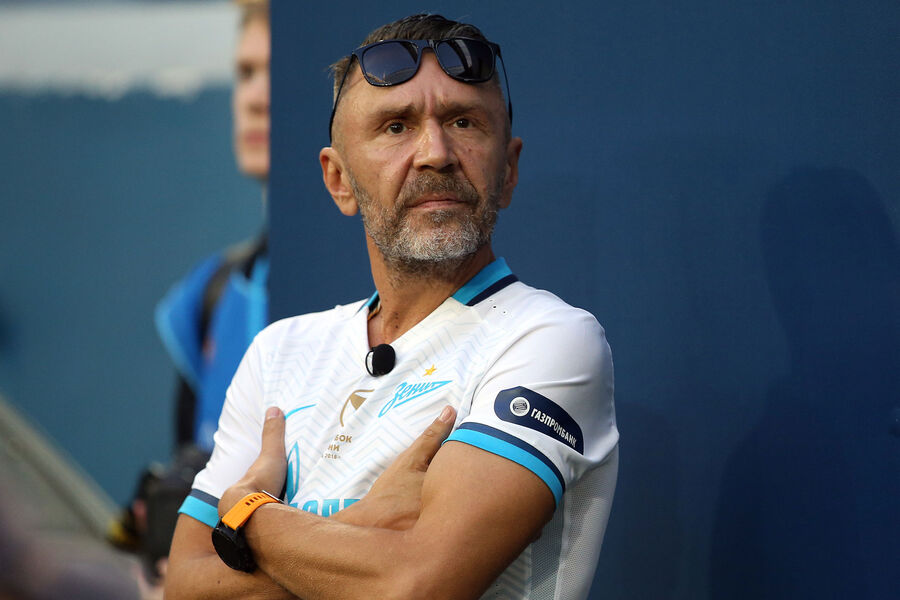 <b>Сергей Шнуров</b>
<br><br>
Лидер “Ленинграда”, как и многие другие петербуржцы, с&nbsp;юности болеет за&nbsp;“Зенит”. На&nbsp;трибунах его можно увидеть нечасто, однако за&nbsp;командой он активно следит до&nbsp;сих пор. Комментирует успехи (неудач в&nbsp;последние годы у&nbsp;Питера практически не было) сине-бело-голубых Шнуров, естественно, всегда ярко, в&nbsp;свойственной ему манере. Так, в&nbsp;2023 году, когда коллектив Сергея Семака завоевал очередное чемпионство, он следующим образом ответил на&nbsp;вопрос Sport24 о&nbsp;ценности победы самого богатого, как принято считать, клуба России: “Это капитализм. Например, ты приходишь в&nbsp;клуб, и там сидит очень много телок. При&nbsp;этом ты не качок, у&nbsp;тебя огромный живот, но денег [много]. И все телки твои! Ну что тут поделаешь”.
